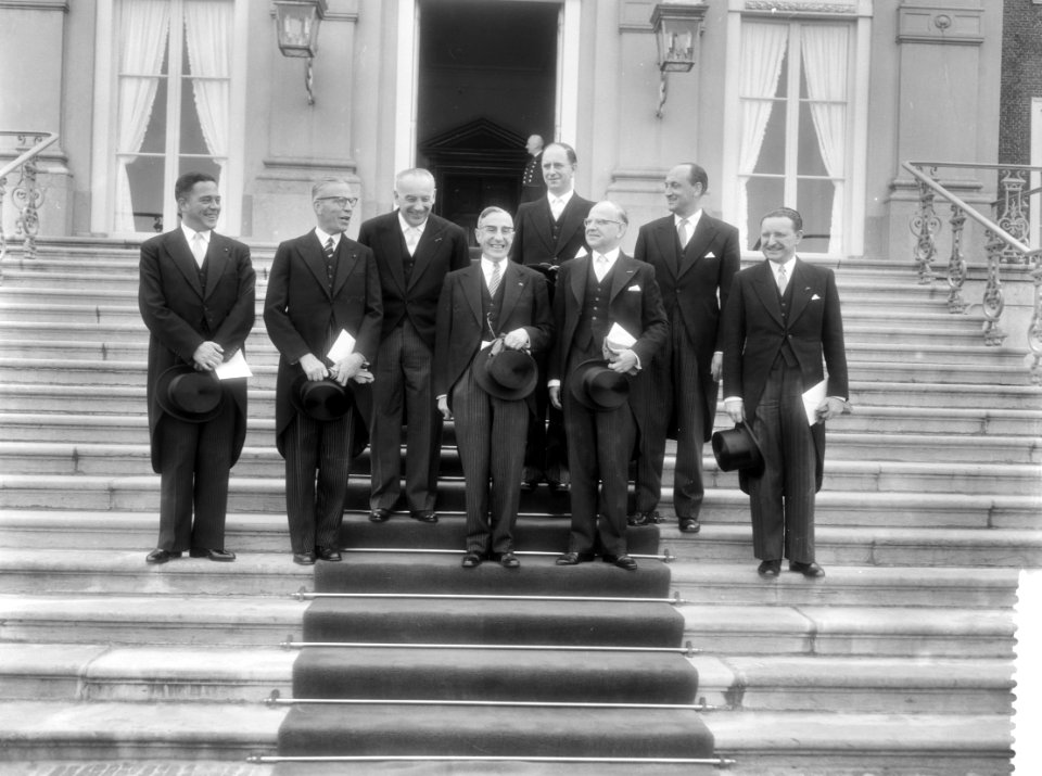 V.l.n.r. mr. V.G.M. Marijnen, mr. A.C.W. Beerman, S.J. van den Berg, prof.dr. J., Bestanddeelnr 910-3815