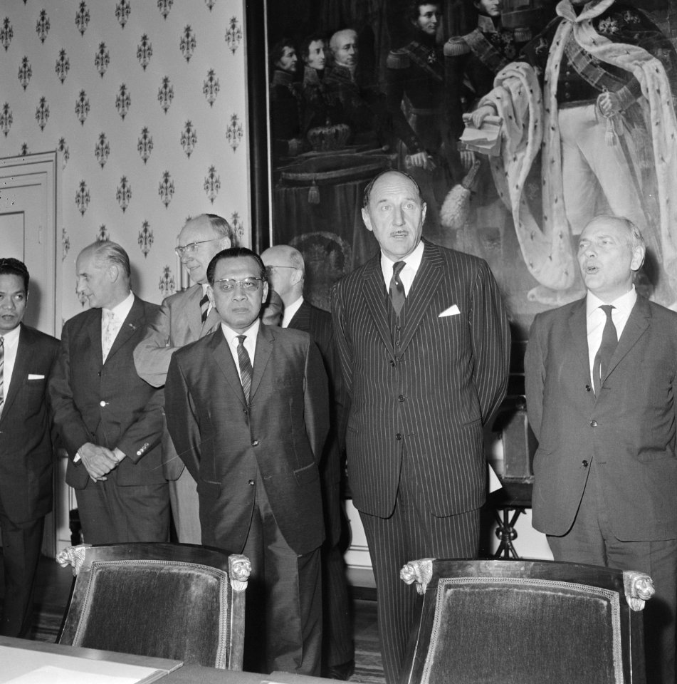 V.l.n.r. Minister A. Vondeling , Sultan Hamengkubuwana IX (minister van Economis, Bestanddeelnr 919-5324