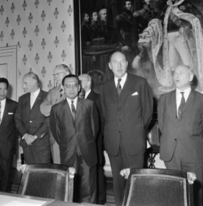 V.l.n.r. Minister A. Vondeling , Sultan Hamengkubuwana IX (minister van Economis, Bestanddeelnr 919-5324
