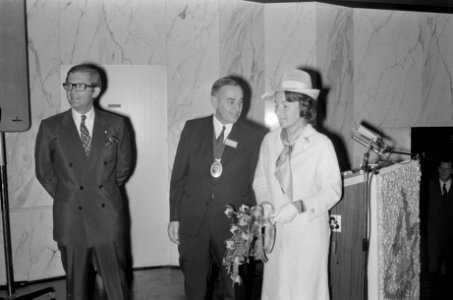 V.l.n.r. mr. Pieter van Vollenhoven, voorzitter W. Liechti van de IFPRA en prins, Bestanddeelnr 924-6735