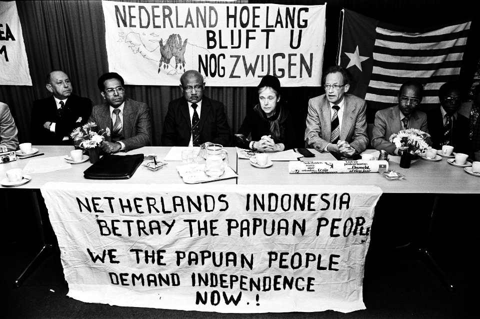 V.l.n.r. onbekend, H. Inggamer, N. Jouwe, mevrouw Th. Beun en de heer N. Padding, Bestanddeelnr 930-5481
