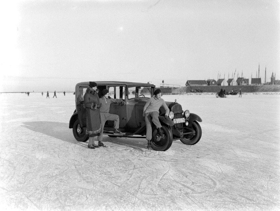 V.l.n.r. Nell Langlais, Renée en Hans bij een auto op de bevroren Gouwzee, Bestanddeelnr 189-1079
