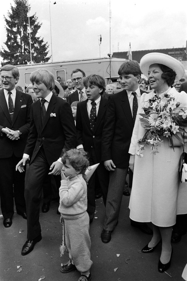 V.l.n.r. Mr. Pieter van Vollenhoven, prins Willem-Alexander, prins Johan Friso, , Bestanddeelnr 932-5771