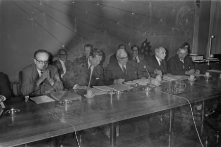 V.l.n.r. namens de regering de ministers Bogaers, Biesheuvel, Veldkamp, Den Uyl , Bestanddeelnr 918-4977