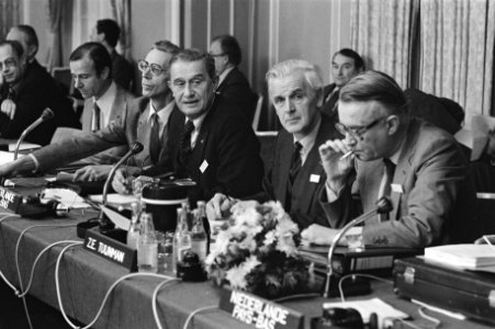 V.l.n.r. minister Danny Tuijnman, staatssecretaris Durk van der Mei en minister , Bestanddeelnr 931-2855