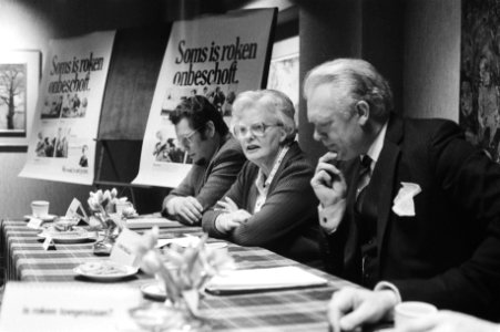V.l.n.r. Mr. J.H. Halm, staatssecreatris Els Veder-Smit en J. Siebelink tijdens , Bestanddeelnr 931-2905