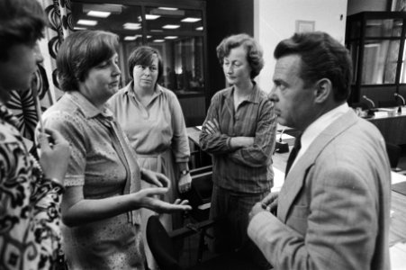 V.l.n.r. mw Epema (PVDA), mw Baas (Kamercommissie), mw Engel (milieubeheer) en h, Bestanddeelnr 930-9936