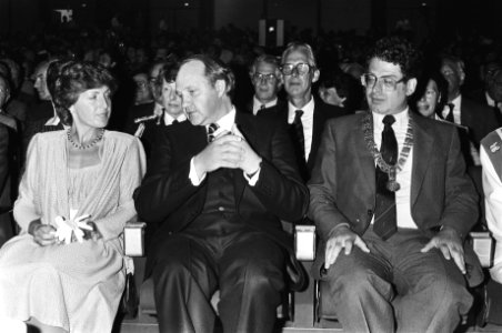 V.l.n.r. Prinses Margriet, voorzitter J. Roukens en burgemeester Van Thijn, Bestanddeelnr 932-6716