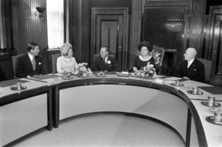 V.l.n.r. prins Claus, prinses Beatrix, prins Bernhard, koningin Juliana (voorzit, Bestanddeelnr 920-4983