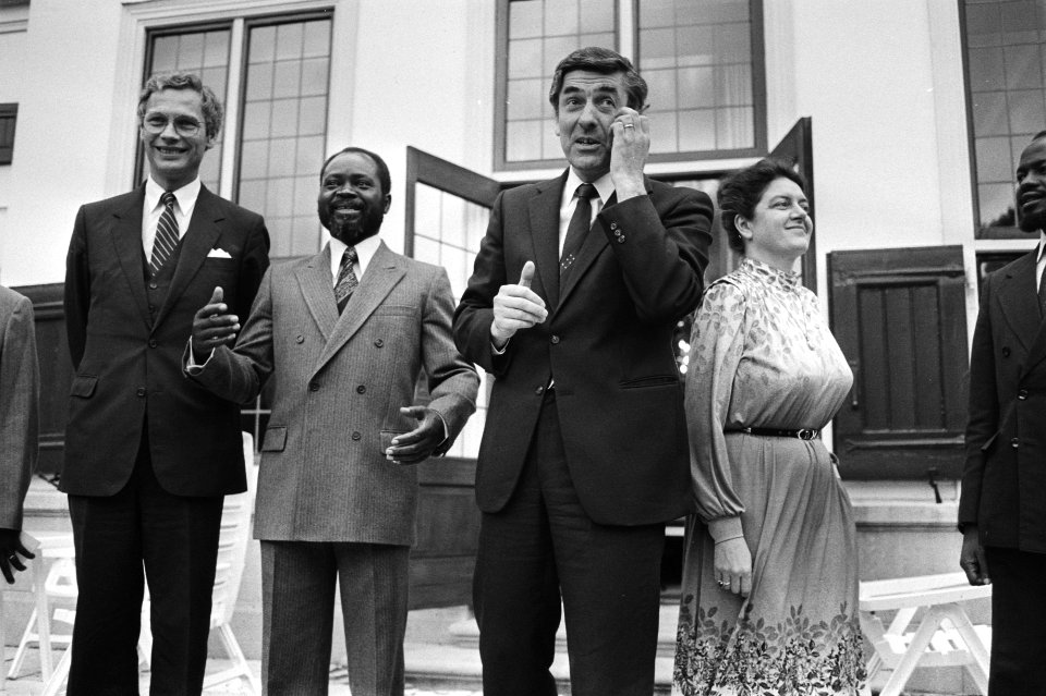 V.l.n.r. Minister Van den Broek (Buitenlandse Zaken), president Machel, premier…, Bestanddeelnr 932-7236