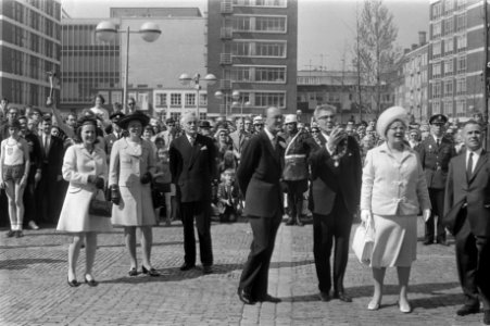 V.l.n.r. prinses Margriet, prinses Beatrix, Commissaris der Koningin in Zuid-Hol, Bestanddeelnr 923-4978 photo