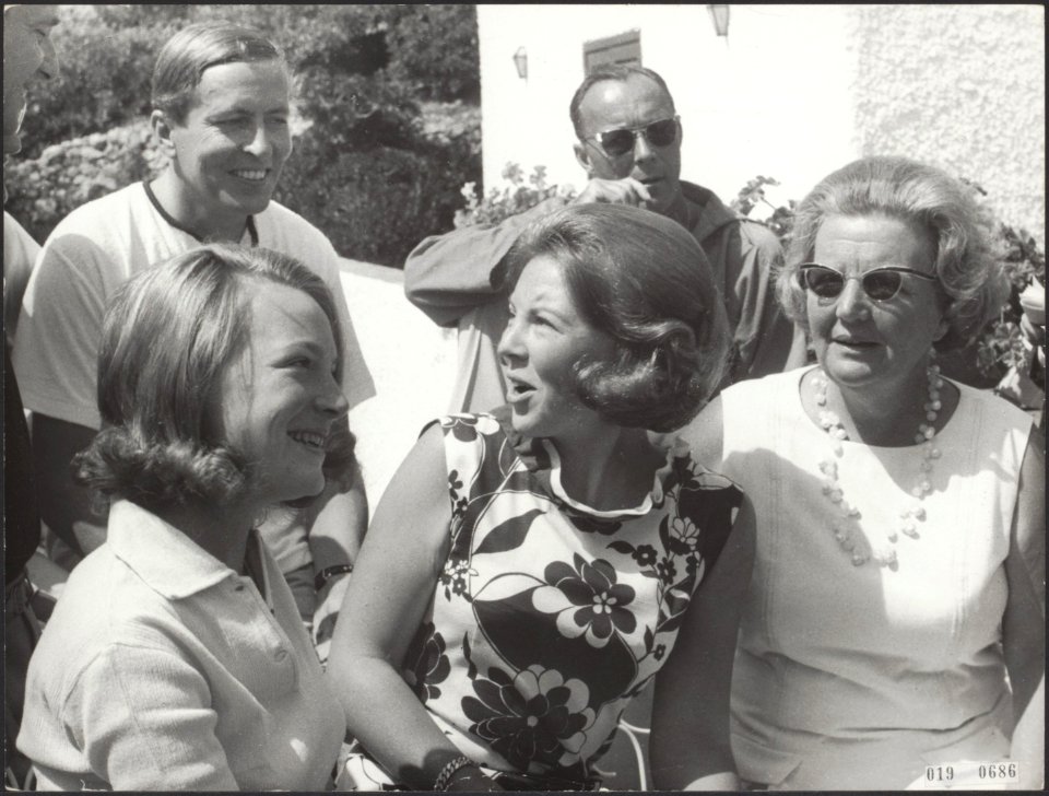 V.l.n.r. prins Claus, prins Bernhard, prinses Irene, prinses Beatrix en koningin, Bestanddeelnr 019-0686
