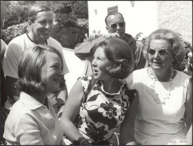 V.l.n.r. prins Claus, prins Bernhard, prinses Irene, prinses Beatrix en koningin, Bestanddeelnr 019-0686