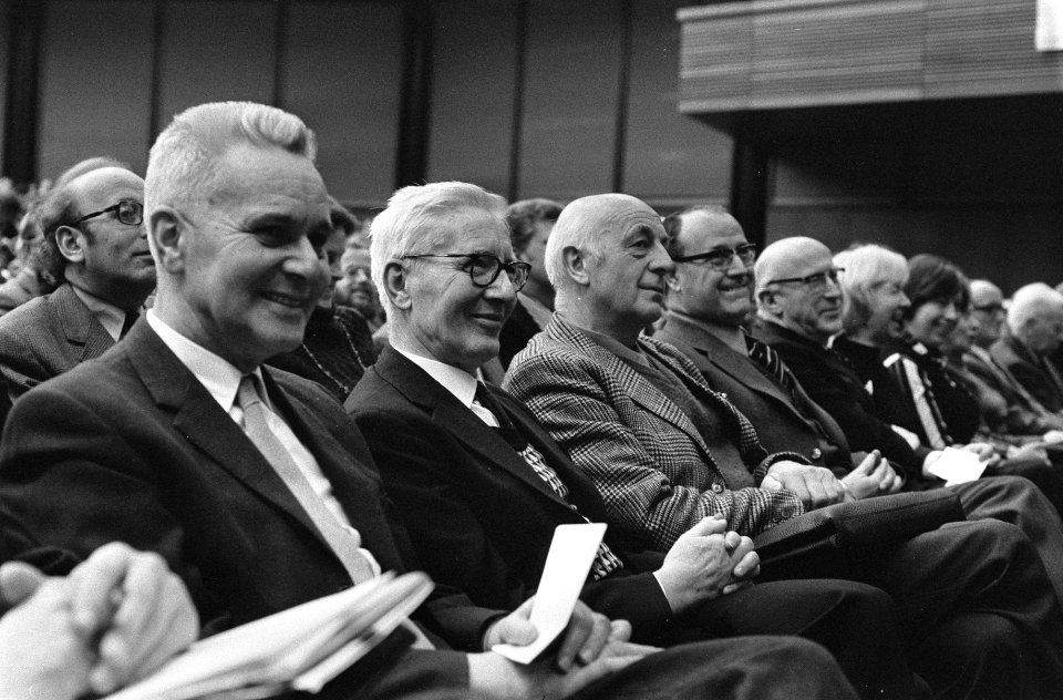V.l.n.r J. Tinbergen, N. Tinbergen, S. Mansholt, mr. Kranenburg, burgemeester Sa, Bestanddeelnr 927-0388