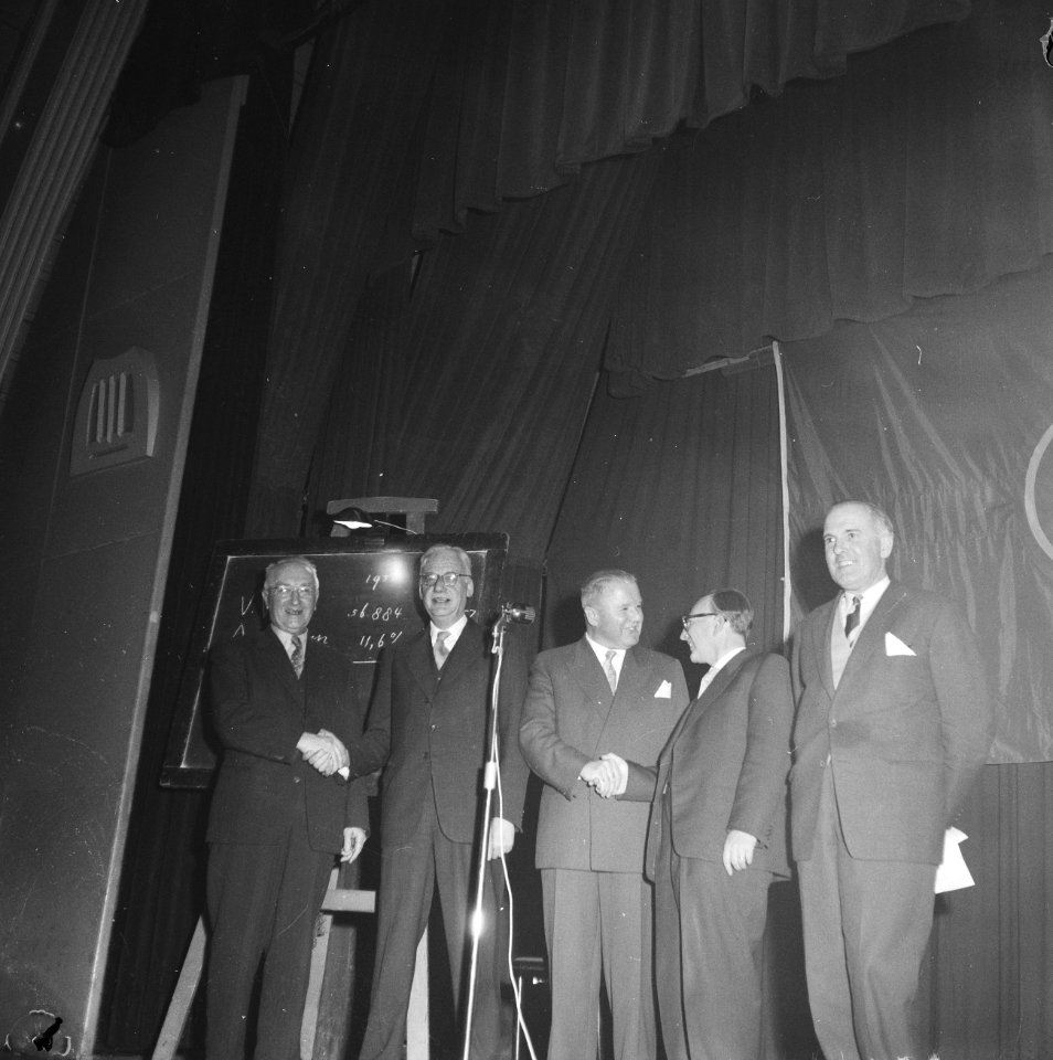 V.l.n.r. Mr. P. Nagtegaal (secretaris VVD afd. Amsterd. Dr. J. C. van Zoelen (v, Bestanddeelnr 909-4362
