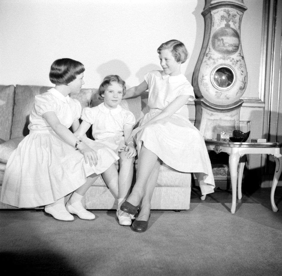 V.l.n.r. Prinses Benedikte, Prinses Anne Marie en Prinses Margrethe op de bank i, Bestanddeelnr 252-8641