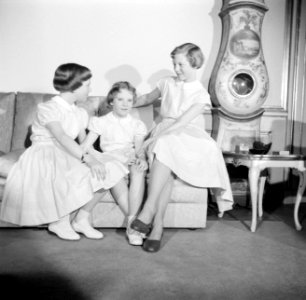 V.l.n.r. Prinses Benedikte, Prinses Anne Marie en Prinses Margrethe op de bank i, Bestanddeelnr 252-8641