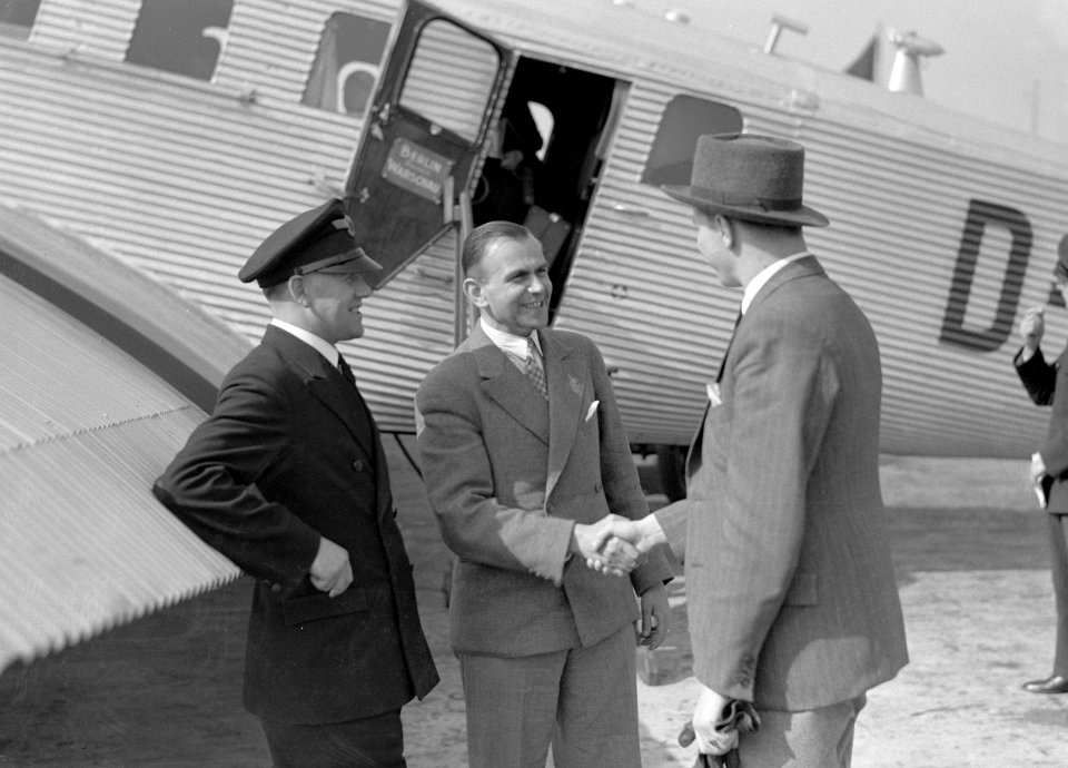 V.l.n.r piloot Horst Merz, dhr. Matthias en een onbekende man bij de Junker G24 , Bestanddeelnr 190-0065