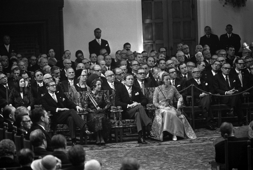 V.l.n.r. mr. Pieter van Vollenhoven, prinses Margriet, prins Claus en prinses Be, Bestanddeelnr 924-9560