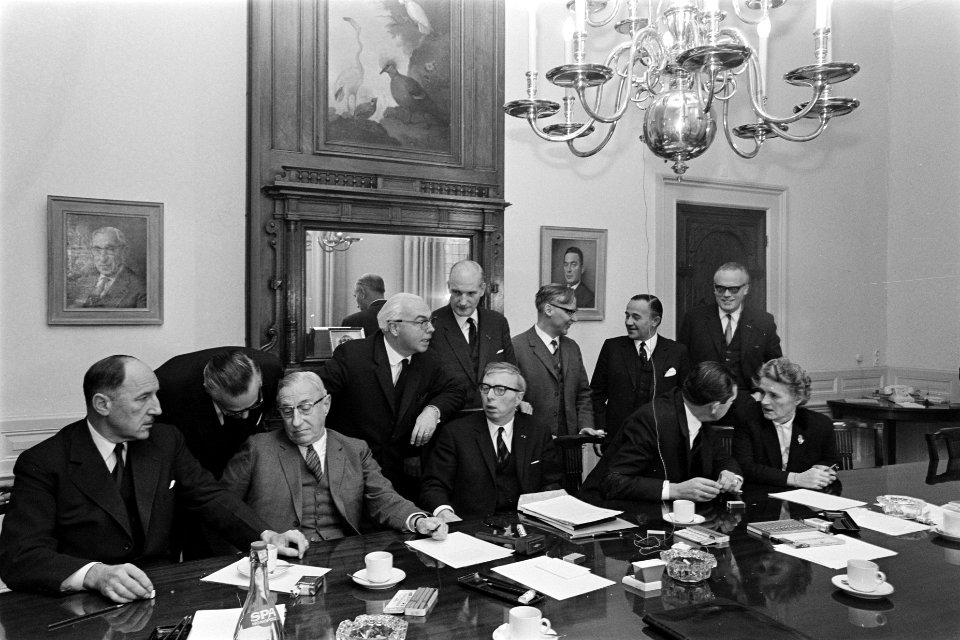 V.l.n.r. mr. Joseph Luns (KVP), dr. J.E. de Quay (KVP), dr. Jelle Zijlstra (ARP), Bestanddeelnr 919-8077