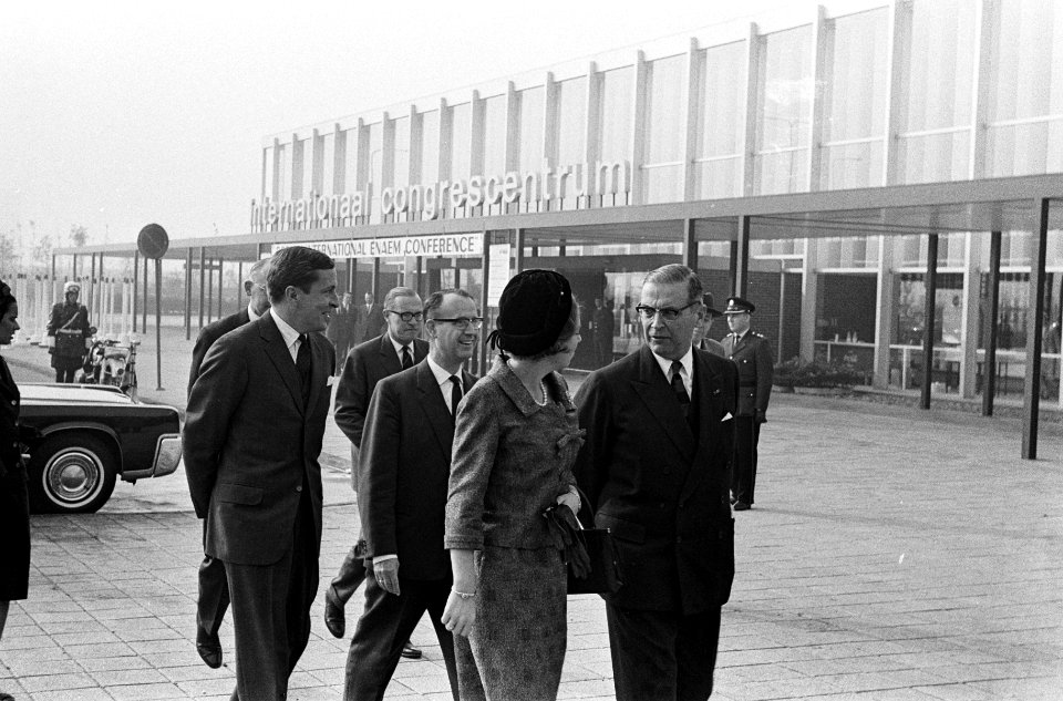V.l.n.r. prins Claus, mr. Kranenburg, prinses Beatrix en burgemeester Van Hall , Bestanddeelnr 918-2808