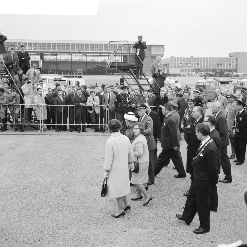 V.n.r. prinses Margriet , prinses Margriet, prinses Christina, koningin Juliana , Bestanddeelnr 916-3187