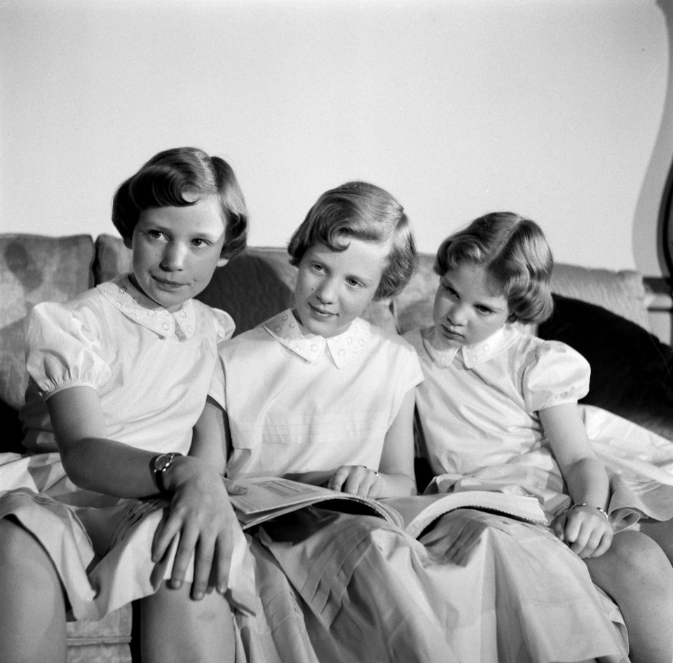 V.l.n.r. Prinses Benedikte, Prinses Margrethe en Prinses Anne Marie met een boek, Bestanddeelnr 252-8648