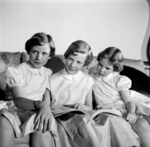 V.l.n.r. Prinses Benedikte, Prinses Margrethe en Prinses Anne Marie met een boek, Bestanddeelnr 252-8648