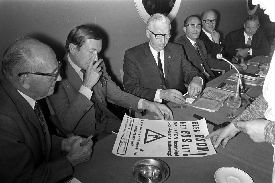 V.l.n.r Tesch, prins Claus, Bloemers, Nijhoff en Visser met een protest-affiche , Bestanddeelnr 925-6695