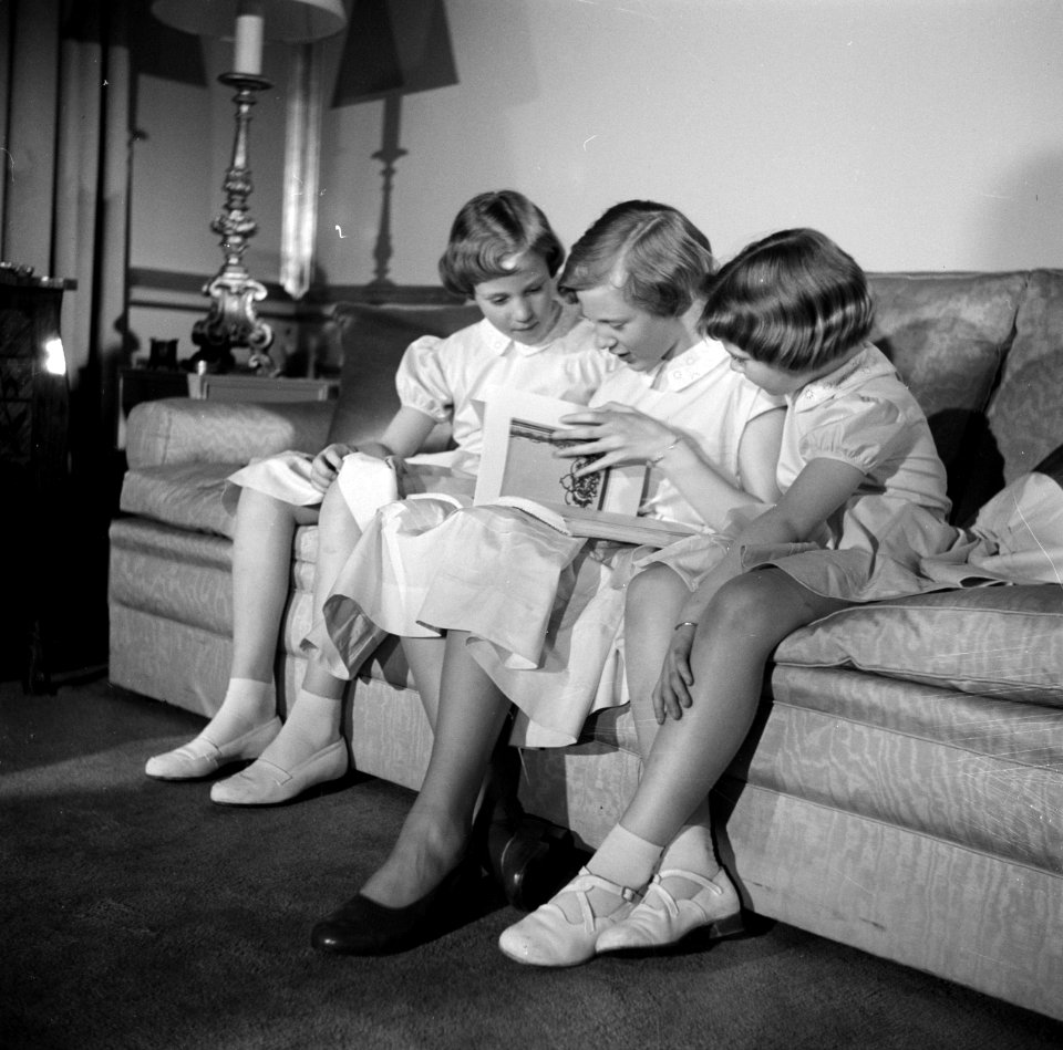 V.l.n.r. Prinses Benedikte, Prinses Margrethe en Prinses Anne Marie kijkend in e, Bestanddeelnr 252-8644