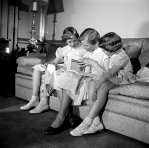 V.l.n.r. Prinses Benedikte, Prinses Margrethe en Prinses Anne Marie kijkend in e, Bestanddeelnr 252-8644
