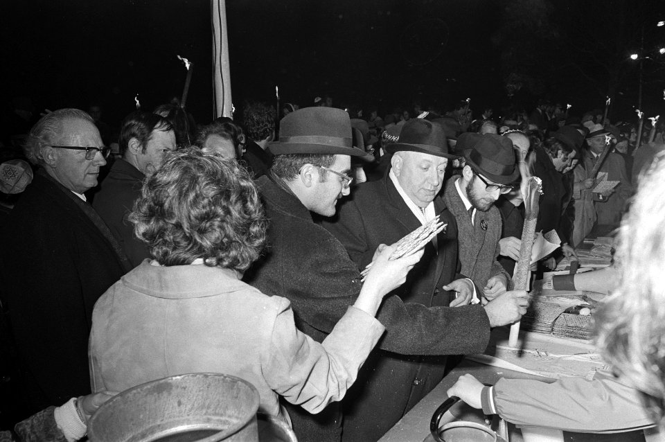 V.r.n.l. de rabbijnen Rodrigues Pereira, Soetendorp jr. en Fink tijdens de maal…, Bestanddeelnr 924-4492