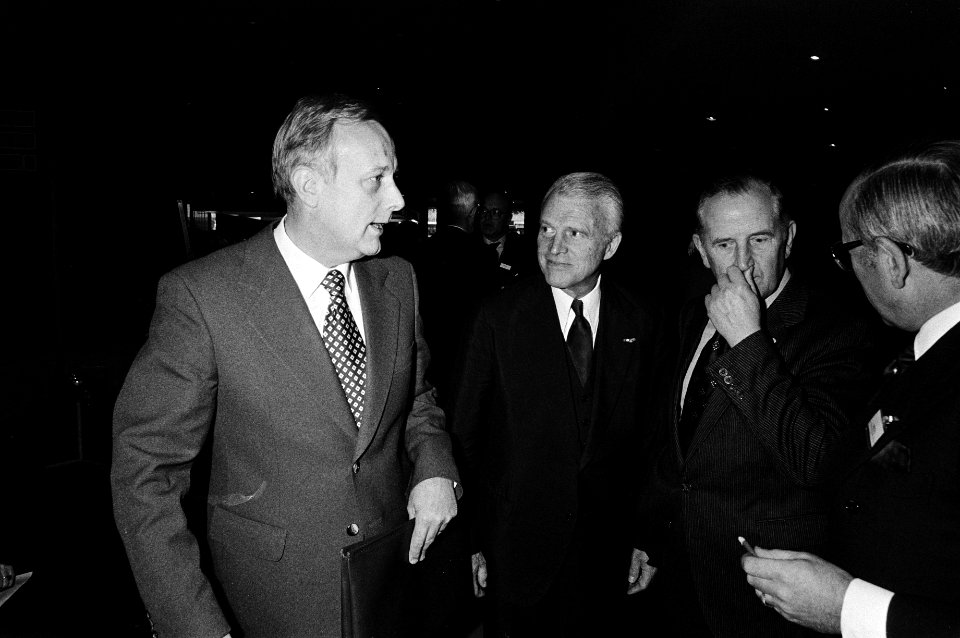 V.l.n.r. prof. dr. Piet Steenkamp (voorzitter CDA), jhr. Emiel van Lennep (secre, Bestanddeelnr 930-5537