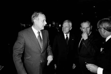 V.l.n.r. prof. dr. Piet Steenkamp (voorzitter CDA), jhr. Emiel van Lennep (secre, Bestanddeelnr 930-5537