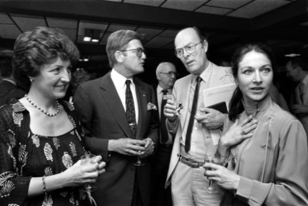 V.l.n.r. Prinses Margriet, dhr. Pieter van Vollenhoven, dhr. Ton Lutz en mw. Al…, Bestanddeelnr 932-6114