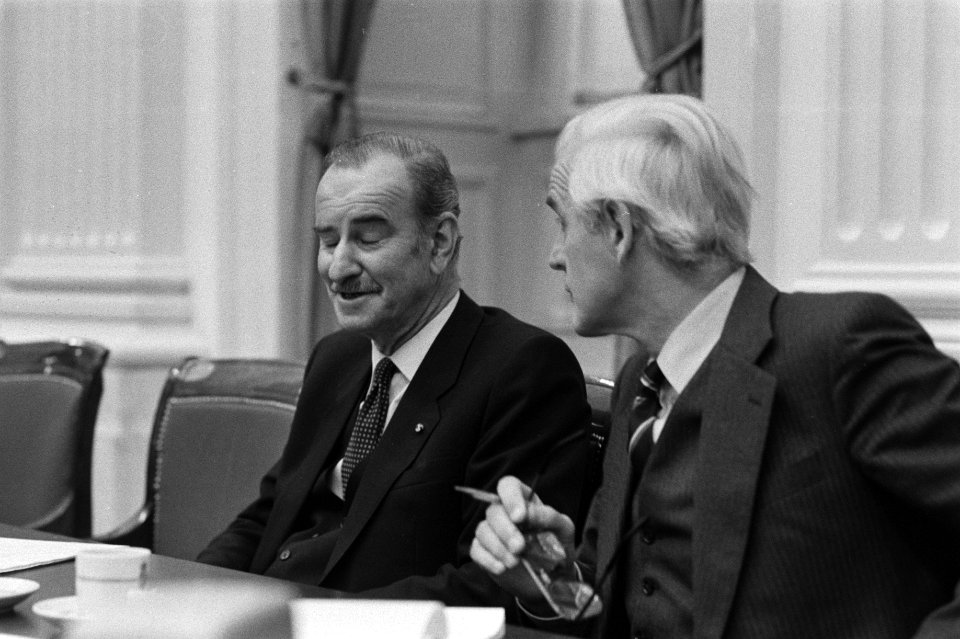 V.l.n.r. Minister Chris van der Klaauw en Staatssecretaris Durk van der Mei tijd, Bestanddeelnr 931-3022