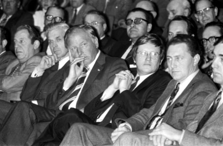 V.r.n.l. staatssecretaris Hazekamp (EZ) en de kamerleden Wiegel (VVD), Kruisinga, Bestanddeelnr 926-9700