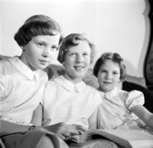 V.l.n.r. Prinses Benedikte, Prinses Margrethe en Prinses Anne Marie met een boek, Bestanddeelnr 252-8649 photo