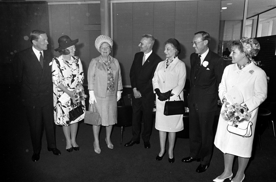 V.l.n.r. prins Claus, prinses Beatrix, koningin Juliana, professor Jan Tinberge, Bestanddeelnr 920-4306