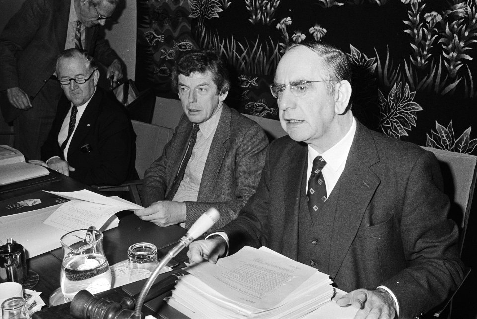 V.l.n.r. VNO-voorzitter Van Veen , FNV-voorzitter Wim Kok en SER-voorzitter De P, Bestanddeelnr 932-4414