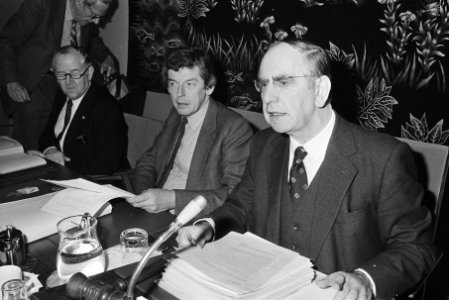 V.l.n.r. VNO-voorzitter Van Veen , FNV-voorzitter Wim Kok en SER-voorzitter De P, Bestanddeelnr 932-4414