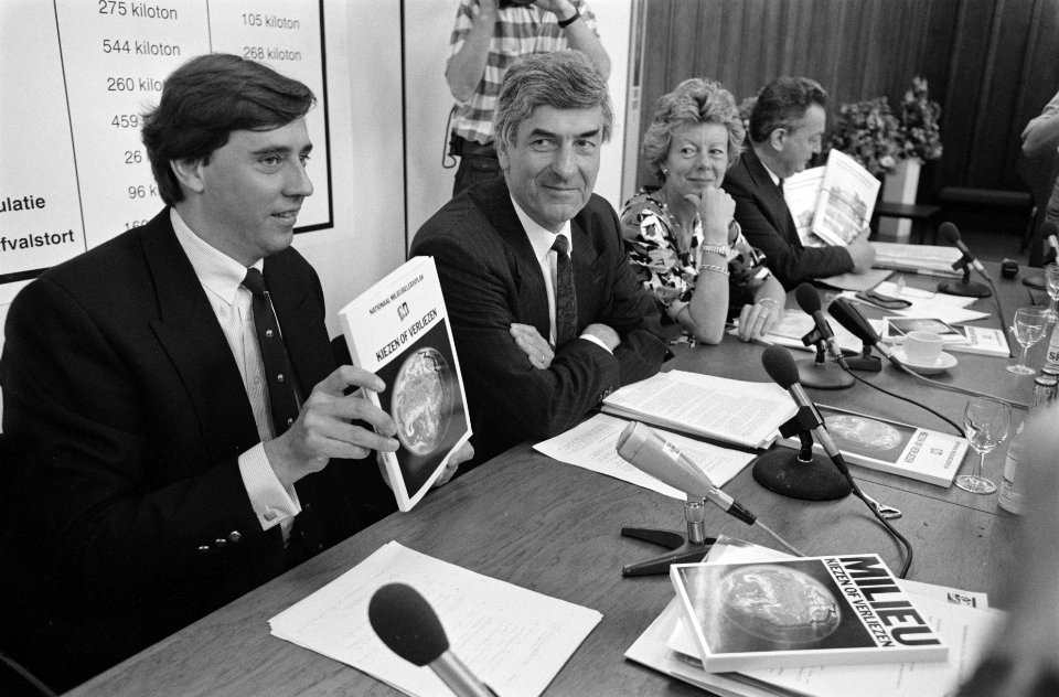 V.l.n.r. minister Ed Nijpels, premier Ruud Lubbers, minister Neelie Smit-Kroes e, Bestanddeelnr 934-4601
