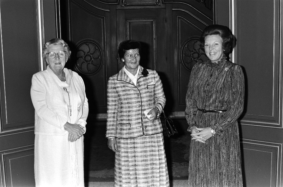 V.l.n.r. prinses Juliana, Simone Veil en koningin Beatrix in Paleis Lange Voorho, Bestanddeelnr 931-0502