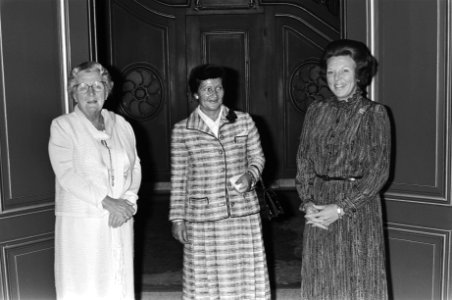 V.l.n.r. prinses Juliana, Simone Veil en koningin Beatrix in Paleis Lange Voorho, Bestanddeelnr 931-0502