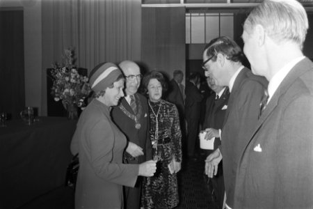 V.l.n.r. Olga Samkalden-Meijers, burgemeester Ivo Samkalden en Madzy Rood- de Bo, Bestanddeelnr 924-3664