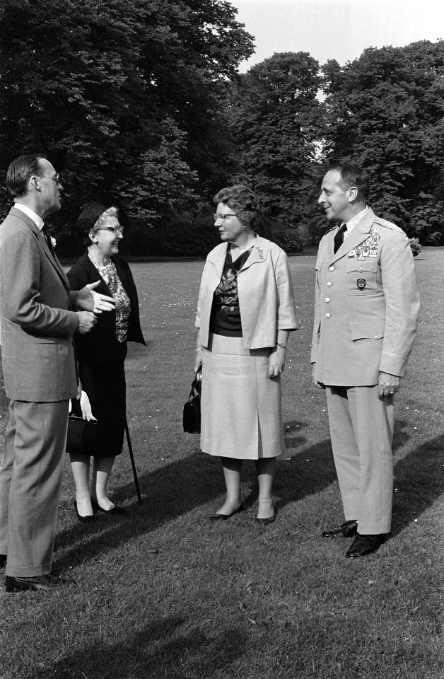 V.l.n.r. prins Bernhard, mevrouw Lemnitzer, koningin Juliana, generaal Lemnitzer, Bestanddeelnr 915-2267