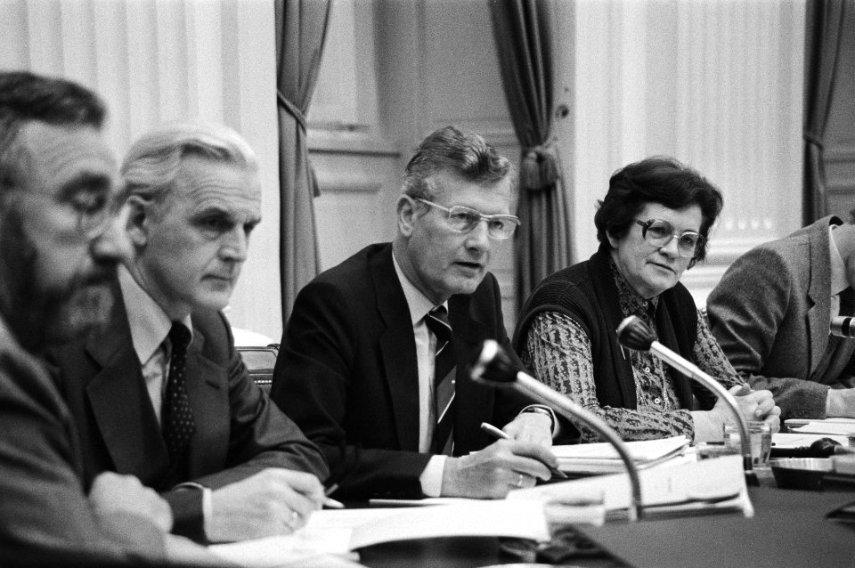 V.l.n.r. Staatssecretaris Durk van der Mei, minister Jan de Koning en voorzitter, Bestanddeelnr 931-2990
