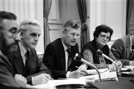V.l.n.r. Staatssecretaris Durk van der Mei, minister Jan de Koning en voorzitter, Bestanddeelnr 931-2990