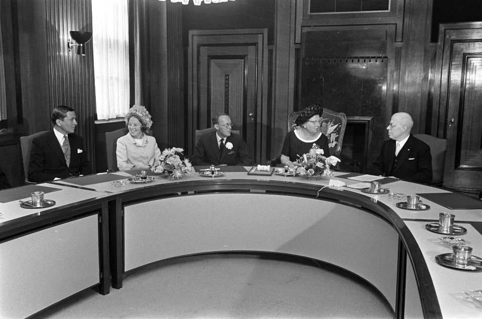 V.l.n.r. prins Claus, prinses Beatrix, prins Bernhard, koningin Juliana (voorzit, Bestanddeelnr 920-4982