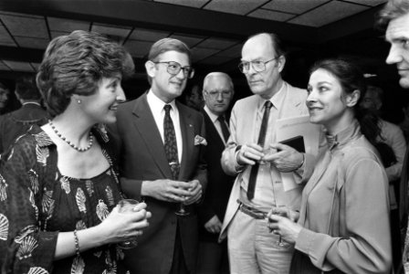 V.l.n.r. Prinses Margriet, dhr. Pieter van Vollenhoven, dhr. Ton Lutz en mw. Al…, Bestanddeelnr 932-6113